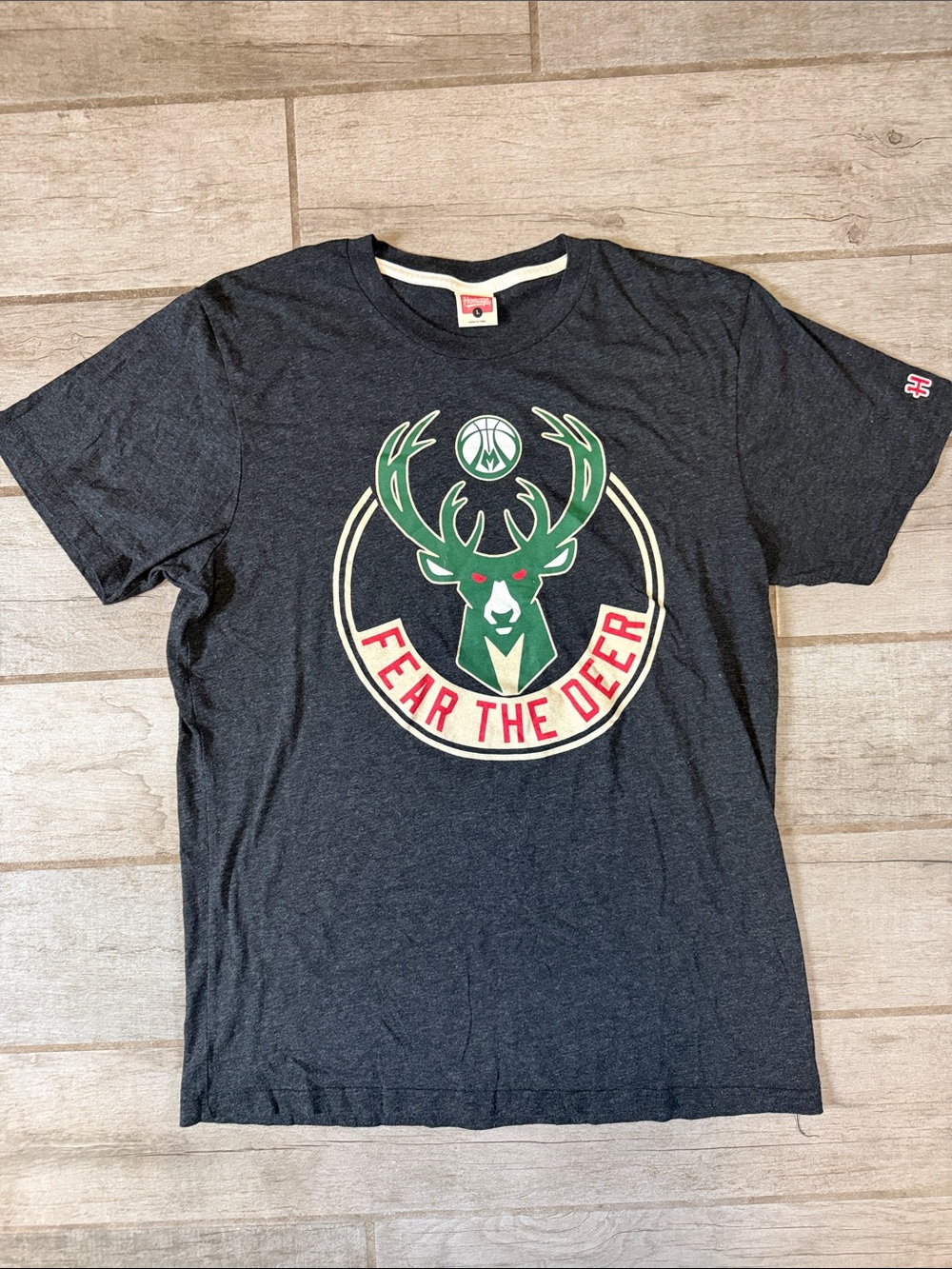 HOMAGE Milwaukee Bucks Fear the Deer Graphic Tee Men’s Large